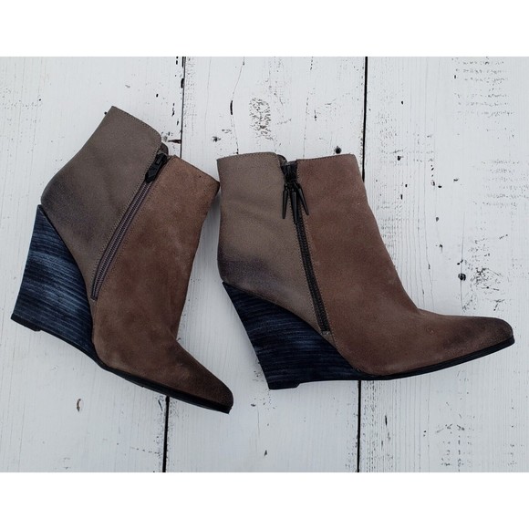 Fergie Aurora Brown Snakeskin Suede Wedge Ankle Boots Size 9.5 - Picture 2 of 4